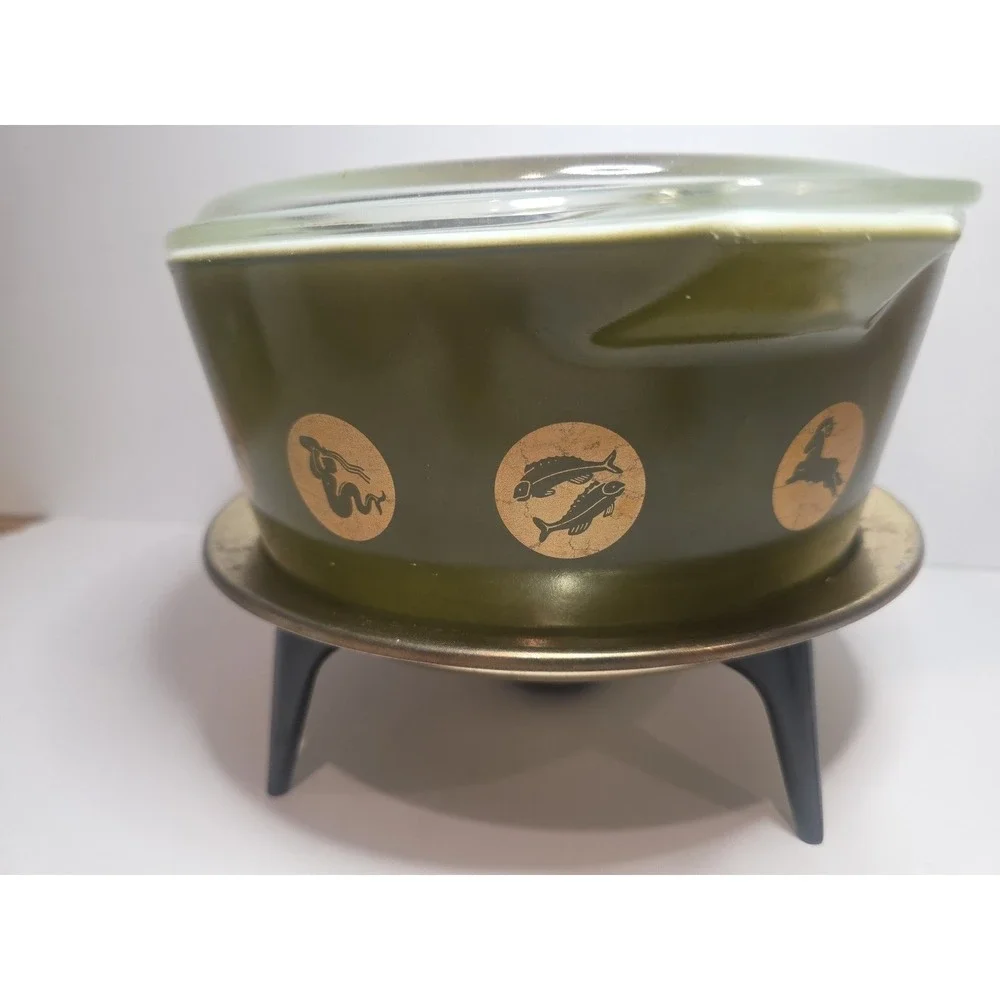 RARE - PYREX Zodiac Green Round Glass Casserole Bowl 2 1/2 QT with Lid & Stand
